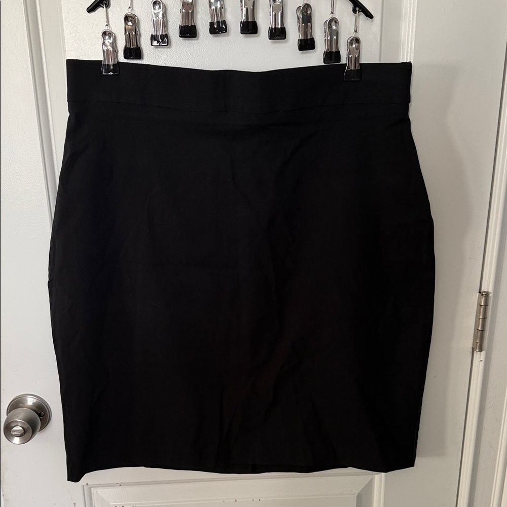 Avenue Classic Black Pencil Skirt